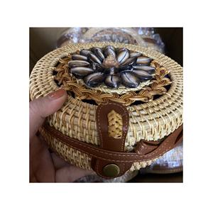 Sac rond en paille de raphia tissé à la main avec décoration de broderie de perles vintage Panier cadeau souvenir de vente unisexe en osier de bambou - Product Image 1