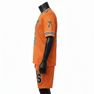 Ensemble short et maillot de football pour homme, tissu mesh léger 180 GSM, orange et noir, panneaux latéraux, logo thermocollé. - Product Image 3