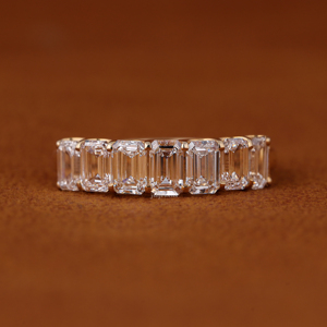 Bague demi-éternité en or massif 14 carats avec diamants de laboratoire taille émeraude 2,50 TCW, couleur VVS VS DEF, pour mariage - Product Image 1
