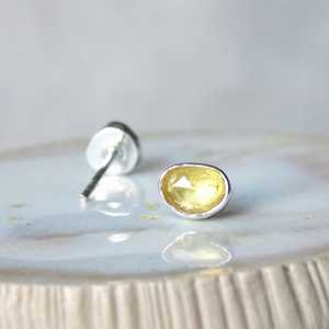 ต่างหูเงินแท้ประดับไพลินสีเหลืองธรรมชาติทรงโรสคัท ดีไซน์ไม่สมมาตร ชุบทอง สำหรับผู้หญิง เหมาะสำหรับงานฉลองครบรอบ - Product Image 2