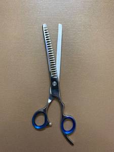 Tijeras de Adelgazamiento de Cabello de Acero Inoxidable Estilo Clásico con Mangos Azules, Hoja Ancha Recta y Punta Ciega, para Diestros - Product Image 6
