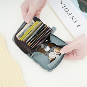 Cartera Pequeña de Cuero Genuino con Monedero con Cremallera y Bloqueo RFID para Almacenamiento Seguro de Tarjetas de Crédito - Product Image 4