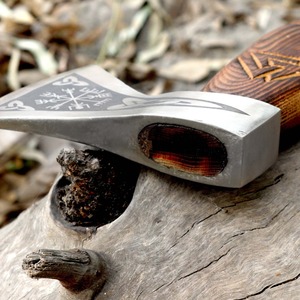 Hacha Vikinga Hecha a Mano THEWIZ CRAFTS con Espiga Plana, Hoja de Acero al Carbono Grabada, Mango de Madera Tallado con Runas Nórdicas y Patrón Vegvisir - Product Image 2