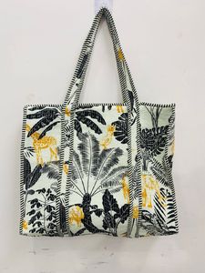 Sac fourre-tout matelassé en coton fait main noir et blanc pour femme, imprimé animaux de la forêt, réutilisable, vente en gros - Product Image 1