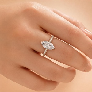 Bague de fiançailles en or massif 14 carats certifiée IGI avec diamant de laboratoire taille marquise, demi-lune de luxe, ajustable, présentée dans un coffret cadeau en velours - Product Image 3