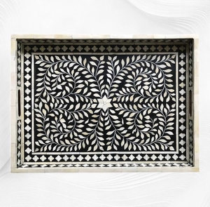 Plateau rond en os vert incrusté de motifs floraux blancs faits à la main avec découpes, disponible à prix de gros. - Product Image 5