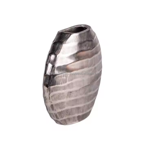 Jarrón de aluminio Premium de diseño martillado para lujosos arreglos florales y piezas de decoración interior llamativas de Azora Industries - Product Image 3