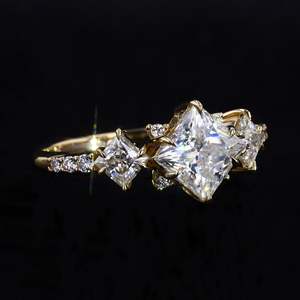 Anillo de compromiso de tres piedras con moissanita, oro rosa, estilo Art Deco, conjunto de 6 garras, RITZIN Bridal - Product Image 2