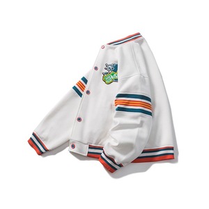 เสื้อแจ็คเก็ตวาร์ซิตี้สีขาวสำหรับผู้ชาย สไตล์ลำลอง ปักลายตัวอักษร ปกเสื้อพับได้ ทรงปกติ เหมาะสำหรับใส่ในฤดูหนาว ระบายอากาศได้ดี ตกแต่งด้วยผ้าแบบแพทช์เวิร์ค - Product Image 5