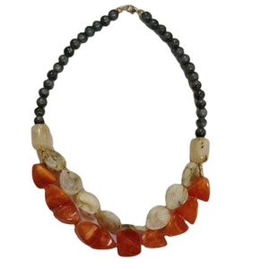 Collar de cuentas gris naranja de 3 líneas hecho a mano con virutas de resina, Cuentas planas de resina para fiesta, regalo, estilo budista inspirado - Product Image 1
