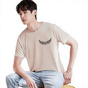 เสื้อยืดคอกลมแขนสั้นสีเบจสำหรับผู้ชาย พิมพ์ลายโลโก้ ทรงปกติ ผ้าเจอร์ซีย์คอตตอน ระบายอากาศได้ดี - Product Image 1