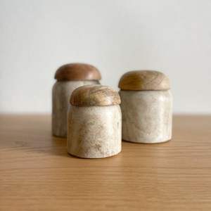 Grand pot de rangement en ciment travertin beige avec couvercle pour la cuisine, la décoration de la maison et une utilisation décorative - Product Image 2