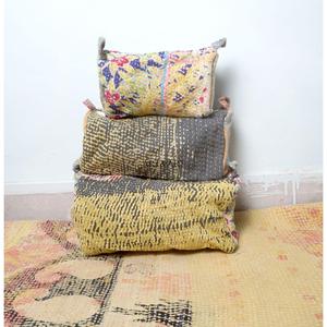 Ensemble de trousses de toilette en coton imprimé à la main Kantha indien avec fermeture éclair et poignée souple - Motif floral - Trousse de maquillage de voyage pour femmes - Product Image 1