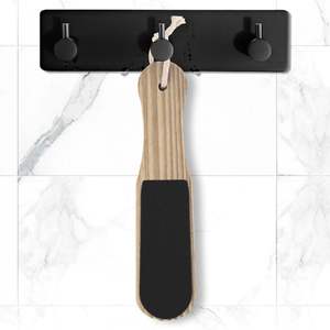 Exfoliante de pies de madera UBI con mango largo de madera y papel de lija para eliminar callosidades, piel muerta, pies y talones secos, para usar en la ducha. - Product Image 5