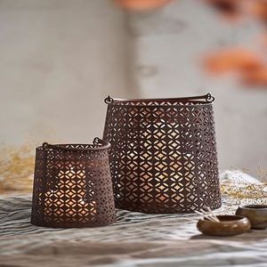 Portavelas decorativos de metal que realzan los interiores con un brillo discreto, un diseño equilibrado y una sensación de calidez. - Product Image 6