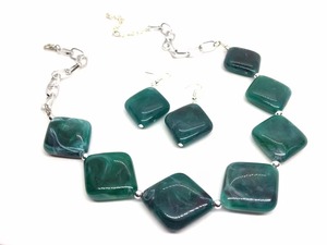 Collier en résine personnalisé, pendentif en résine époxy fait main, bijoux uniques, cadeau de mode pour femmes, design de bijoux en résine - Product Image 2