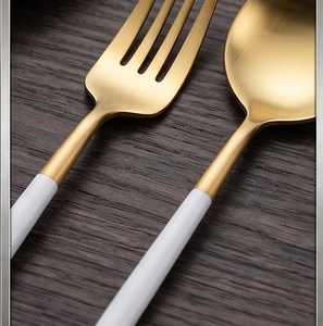 Juego de cubiertos de acero inoxidable con mango dorado mate y blanco, con revestimiento PVD dorado, resistente al óxido, para cenas, bodas, fiestas y uso diario. - Product Image 2