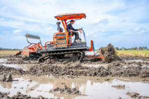 รถแทรกเตอร์ตีนตะขาบยางสำหรับการเกษตร HOGICO HG-80VN 80 แรงม้า ทนทาน ใหม่ 100% พร้อมฟังก์ชัน 3 in 1 ประสิทธิภาพสูง ขายดี - Product Image 3