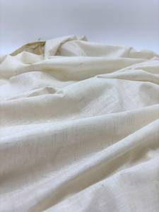 Écharpe en coton et soie Khadi, tissée à la main, accessoire texturé alliant le confort du coton naturel et l'élégance de la soie, pour les passionnés de mode. - Product Image 2