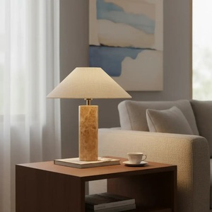Lampe d'appoint contemporaine en marbre avec texture de pierre naturelle, forme architecturale et éclairage décoratif chaleureux - Product Image 6