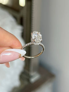 Anillo de Diamantes de Corte Ovalado de Lujo con Diamantes Laterales en Oro Blanco, Elegante Anillo de Compromiso de Diamantes Ovalados para Mujer, Regalo de Joyería Fina - Product Image 3