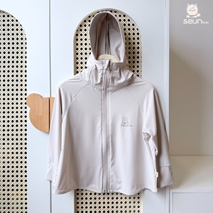 เสื้อแจ็คเก็ตป้องกันรังสียูวีสำหรับเด็ก UPF50+ เสื้อผ้าป้องกันแสงแดดสำหรับเด็กชายและเด็กหญิง ระบายอากาศได้ดี น้ำหนักเบา ผลิตในเวียดนาม คุณภาพพรีเมียม - Product Image 4