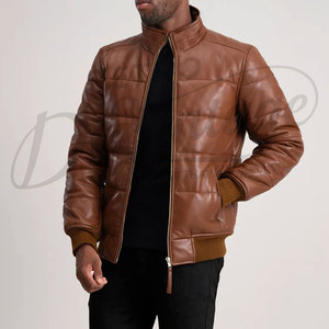เสื้อแจ็คเก็ตหนังบุนวมสีน้ำตาลแทนสำหรับผู้ชาย มีฮู้ดถอดได้ เสื้อโค้ทกันหนาวแบบเย็บติดกัน อุ่นสบาย เหมาะสำหรับใส่กลางแจ้ง สไตล์ลำลอง แฟชั่น เสื้อแจ็คเก็ตนักขี่มอเตอร์ไซค์ - Product Image 1