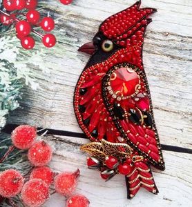 Broche élégante faite à la main avec des perles brodées, des perles de cristal de qualité supérieure et une broderie fine de style vintage - Product Image 3