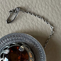 Broche écossaise antique en agate de feu sertie de griffes en métal blanc, accessoire pour kilt écossais