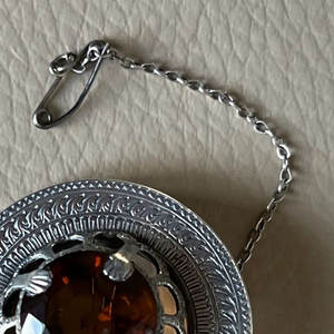 Broche Escocés Antiguo con Piedra de Ágata de Fuego en Engaste de Garra, Metal Blanco, Accesorios para Kilt Escocés - Product Image 6