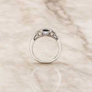 Anillo de Cinco Piedras de Moissanita con Corte Asscher VVS1 de 2CT, Plata de Ley 925, Regalo Sorpresa de Boda, Joyería para Amigos - Product Image 1