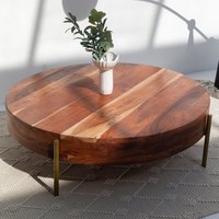 Table basse ronde en bois d'acacia Vandana Astra Grand pour les intérieurs de salons modernes