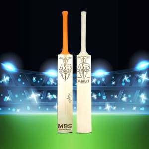 ไม้คริกเก็ต MB Malik Sarfi Legend Edition รุ่นอิงลิชวิลโลว์ ไม้คลาสสิกสำหรับการแข่งขัน ทนทาน น้ำหนักเบา โปรไฟล์เต็มรูปแบบ พร้อมปลอกไม้คริกเก็ต - Product Image 1