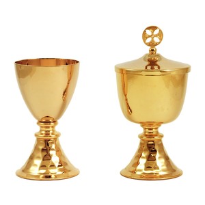 Cáliz Ciborio Dorado de Venta Caliente Personalizado con Grabado - Cáliz Martillado Hecho a Mano con Latón de Alta Calidad para Iglesia - Product Image 3