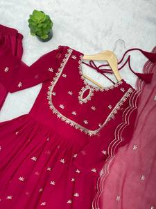 Ensemble femme en georgette premium brodée de sequins, pantalon en micro-coton ample, dupatta brodée, taille unique, tenue ethnique. - Product Image 6