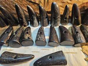 Cierre de cuerno natural duradero con dos orificios, técnica pulida, ecológico, de alta calidad para creaciones de joyería artesanal. - Product Image 3