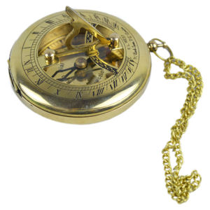 Brújula Decorativa de Latón de Calidad Sostenible con Acabado Dorado, Diseño Náutico - Product Image 5