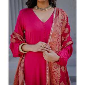 Ensemble de costume pour femme Sarah en satin rose 100% polyester disponible en taille XS - Product Image 3