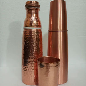 Bouteille d'eau en cuivre tendance : Vaisselle moderne pour l'hydratation, idéale pour les magasins de détail, les boutiques de bien-être et les marques en ligne - Product Image 1