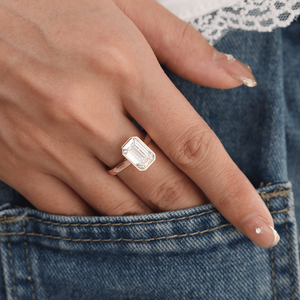 Anillo Moderno Minimalista de Oro Amarillo Sólido de 14K con Diamante Cultivado en Laboratorio de Corte Esmeralda de 3ct, Certificado IGI, para Mujer, con Bisel Estilo Oriente-Oeste de Lujo - Product Image 2