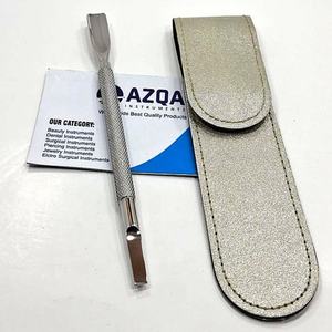 Pousse-cuticules professionnel en acier inoxydable à double extrémité avec nettoyeur d'ongles et étui en cuir argenté pour manucure et soin des ongles - Product Image 6