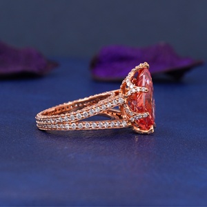 Anillo de compromiso de oro rosa con diamante talla pera de fantasía, diseño de corona doble pavé y cesta, solitario para mujer, certificado IGI, con banda de oro. - Product Image 3