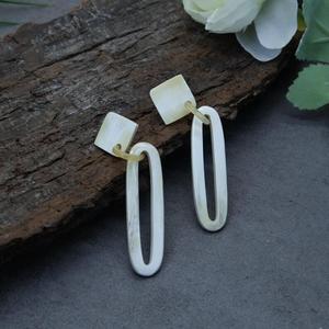 Boucles d'oreilles géométriques modernes en corne, polies, artisanales, écologiques, HASAN CRAFT du Uttar Pradesh, forme blanche - Product Image 6