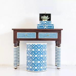 Console en bois rustique avec tiroirs incrustés de os en forme d'écailles de poisson bleues, disponible à prix de gros. - Product Image 1