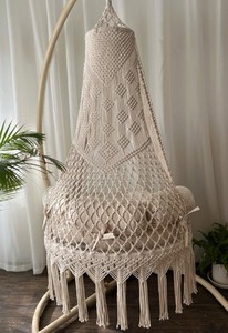 Fauteuil suspendu en macramé fait main, chaise suspendue bohème pour salon, chambre et intérieurs élégants, hamac en coton tissé à la main - Product Image 1