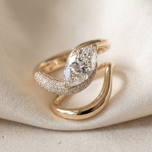 Bague de fiançailles et de mariage unisexe en or blanc 14 carats, fabriquée à la main, avec diamant taille marquise IGI cultivé en laboratoire, tendance Mantra Diamond - Product Image 5