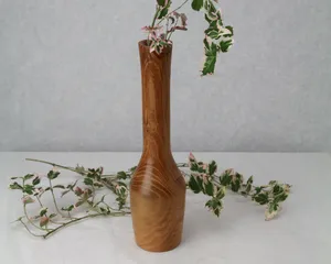 Vase en bois à long col, finition naturelle, artisanal, accent décoratif, design minimaliste pour un intérieur moderne et rustique. - Product Image 2