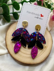 Boucles d'oreilles en résine faites à la main avec un design coloré et moucheté, bijoux tendance pour femmes - Product Image 4