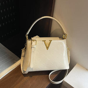 Bolso Bandolera de Lujo al por Mayor Estilo Coreano con Diseño de Letras Grabadas, Bolso de Hombro de Cuero Charol con Superficie Brillante - Product Image 3