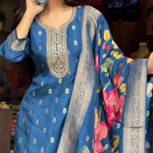 Ensemble Kurti ethnique élégant et confortable, en tissu de soie doux et lisse, de couleur bleue, à col rond, au design magnifique - Product Image 4